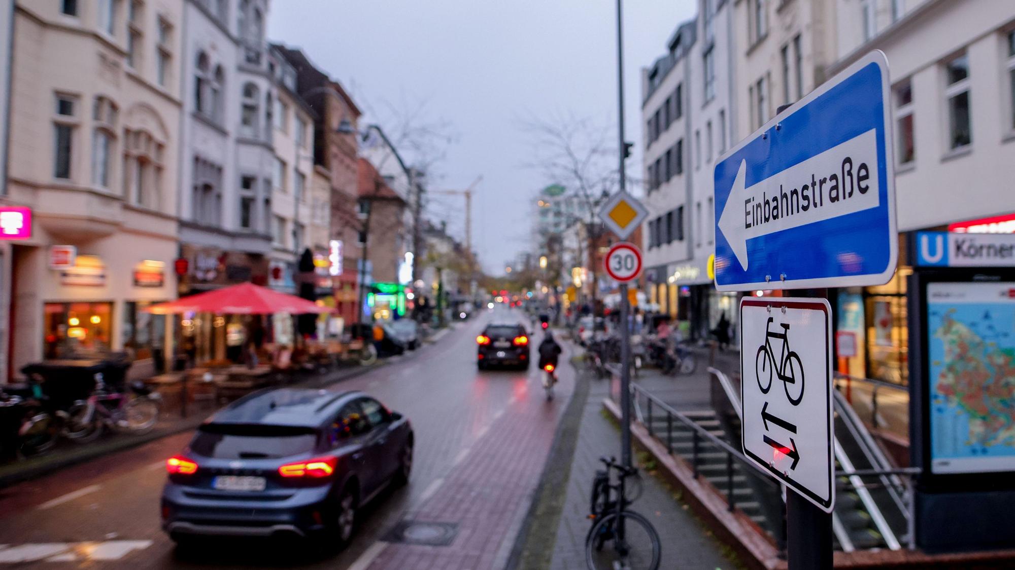 Zu sehen ist die Venloer Straße in Köln, die jetzt eine geänderte Verkehrsführung hat und jetzt Einbahnstraße ist.