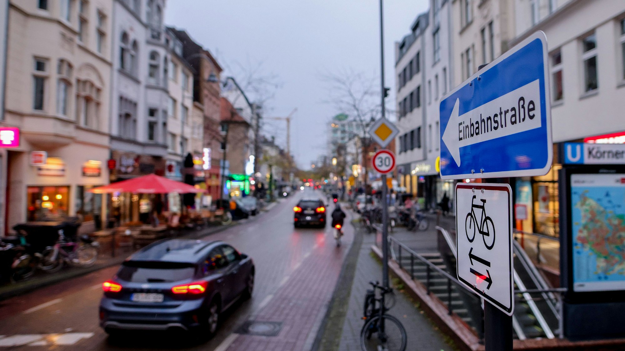 Zu sehen ist die Venloer Straße in Köln, die jetzt eine geänderte Verkehrsführung hat und jetzt Einbahnstraße ist.