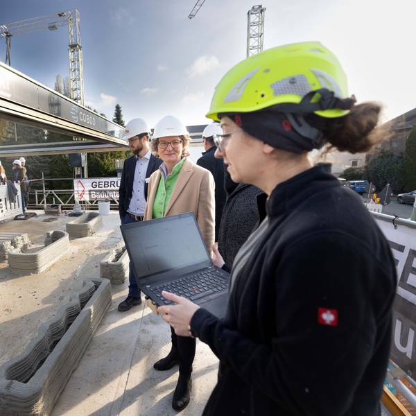 Ina Scharrenbach (CDU), Bauministerin von Nordrhein-Westfalen, besucht die Baustelle eines Mehrfamilienhauses aus dem 3D-Drucker.
