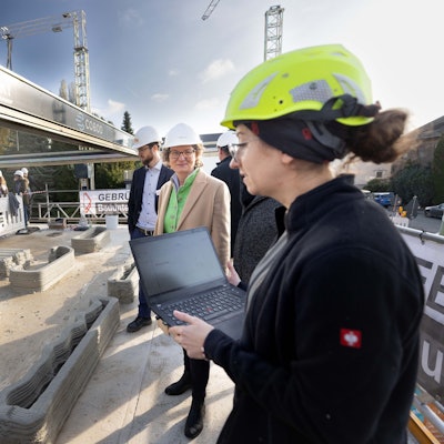 Ina Scharrenbach (CDU), Bauministerin von Nordrhein-Westfalen, besucht die Baustelle eines Mehrfamilienhauses aus dem 3D-Drucker.