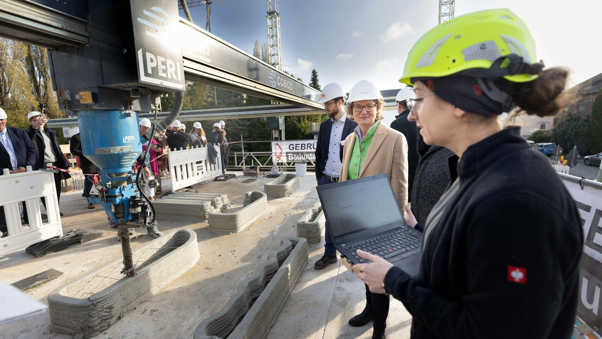 Ina Scharrenbach (CDU), Bauministerin von Nordrhein-Westfalen, besucht die Baustelle eines Mehrfamilienhauses aus dem 3D-Drucker.
