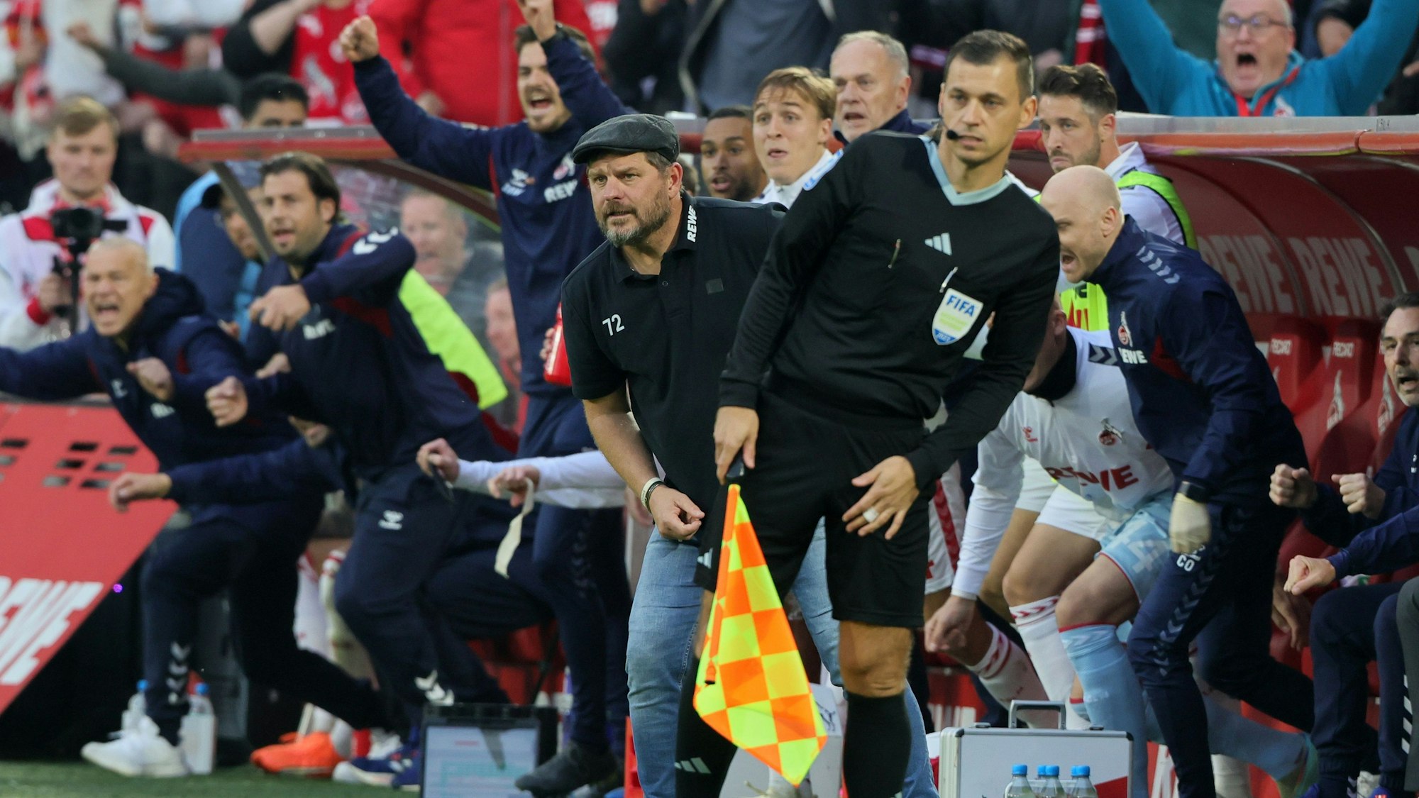 Die Kölner Bank bei Waldschmidts Treffer zum entscheidenden 3:1 gegen Borussia Mönchengladbach.