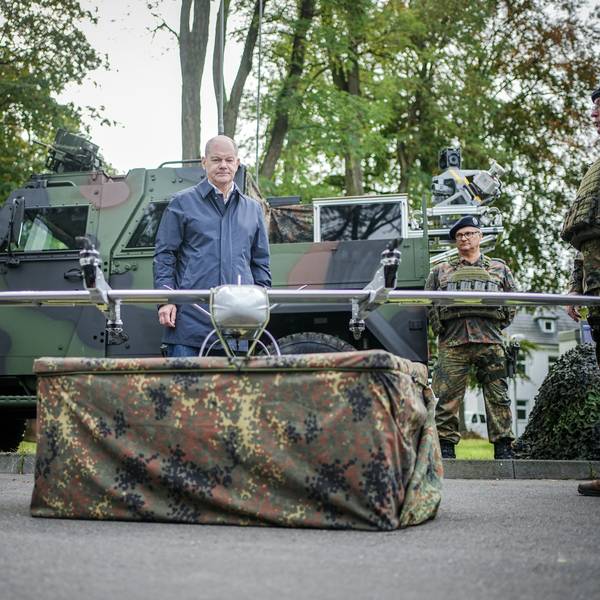 Bundeskanzler Olaf Scholz (SPD) schaut sich beim Besuch der Fähigkeitsdemonstration der Territorialen Verfügungsgruppe auf dem Militärflughafen Köln-Wahn eine Drohne an.