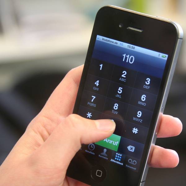 Das Bild zeigt eine Hand, die ein Smartphone festhält und die 110, die Notrufnummer der Polizei, eingetippt hat.