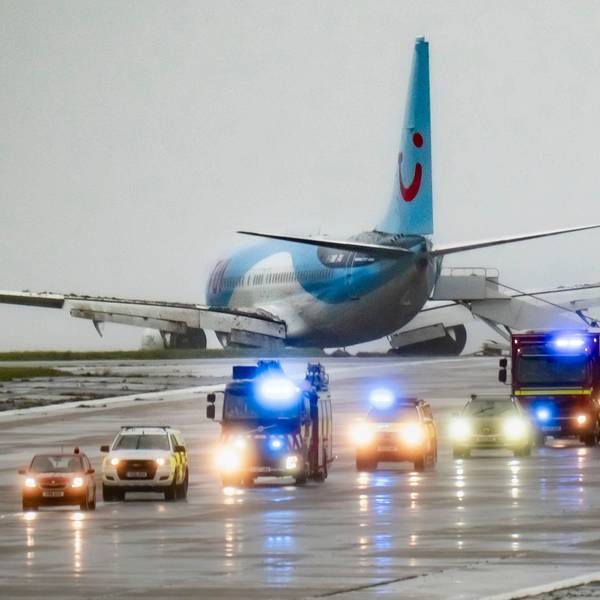 Rettungskräfte eilen zur Boeing von TUI auf dem Flughafen von Leeds in England.