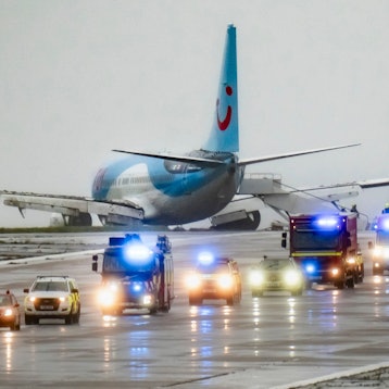 Rettungskräfte eilen zur Boeing von TUI auf dem Flughafen von Leeds in England.