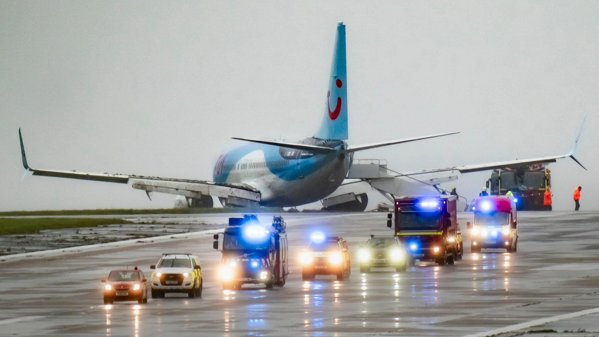 Rettungskräfte eilen zur Boeing von TUI auf dem Flughafen von Leeds in England.
