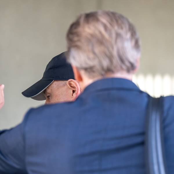 Laut Anklage sollen sie seit 2015 die Wirecard-Bilanzen gefälscht und kreditgebende Banken um 3,1 Milliarden Euro geschädigt haben. 100 Verhandlungstage sind bis ins Jahr 2024 hinein anberaumt.