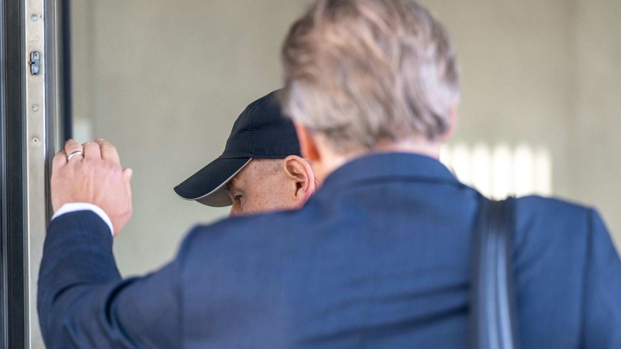 Laut Anklage sollen sie seit 2015 die Wirecard-Bilanzen gefälscht und kreditgebende Banken um 3,1 Milliarden Euro geschädigt haben. 100 Verhandlungstage sind bis ins Jahr 2024 hinein anberaumt.