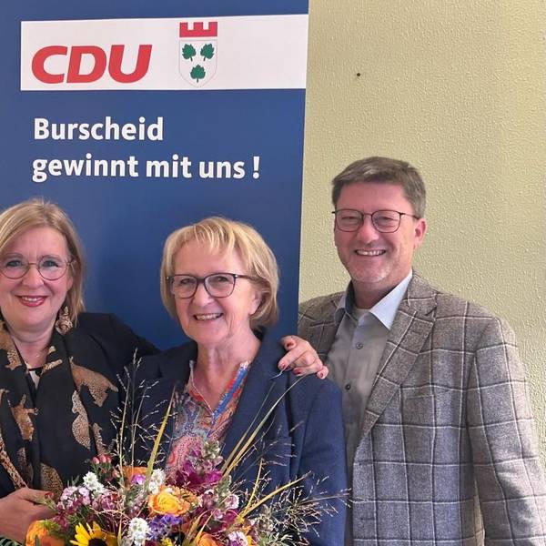 Die Vizes Iris Hasse (links) und Peter Röttger, umrahmen die Burscheider CDU-Vorsitzende Erika Gewehr.