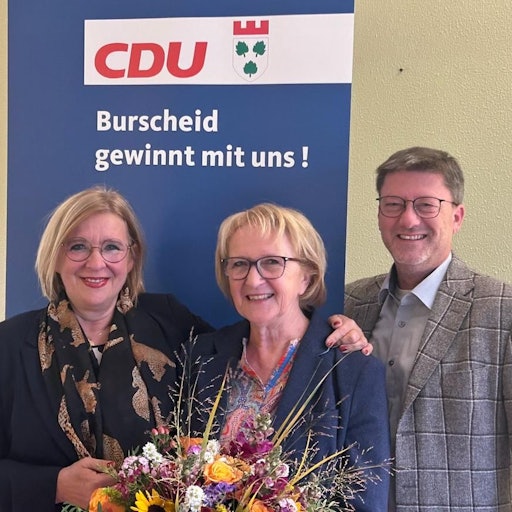 Die Vizes Iris Hasse (links) und Peter Röttger, umrahmen die Burscheider CDU-Vorsitzende Erika Gewehr.