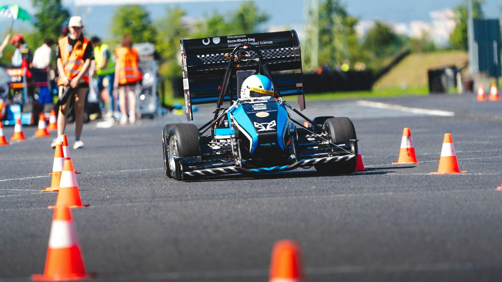 Der Rennwagen der Hochschule Bonn Rhein-Sieg auf einer Teststrecke.