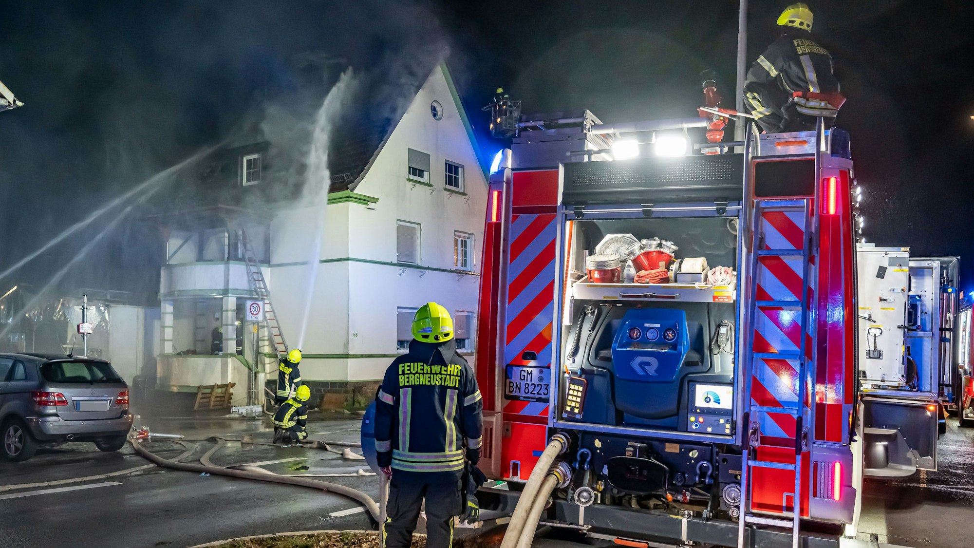 Bild von Löscharbeiten bei einem Großbrand