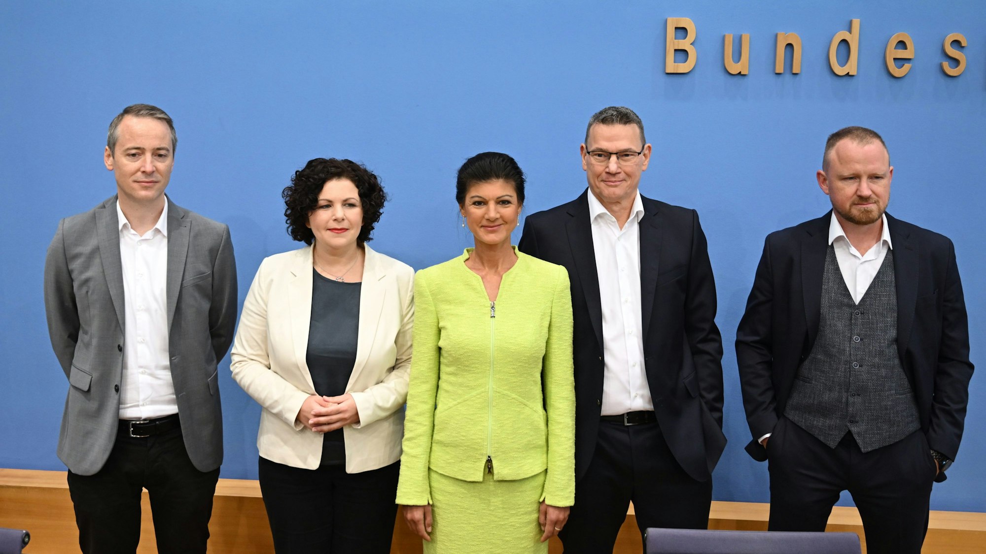 Die Vorstandsmitglieder des Vereins «Bündnis Sahra Wagenknecht - Für Vernunft und Gerechtigkeit» Lukas Schön (l-r), Amira Mohamed Ali, Sarah Wagenknecht, Ralf Suikat und Christian Leye stehen vor der Pressekonferenz zur Gründung des Vereins nebeneinander.