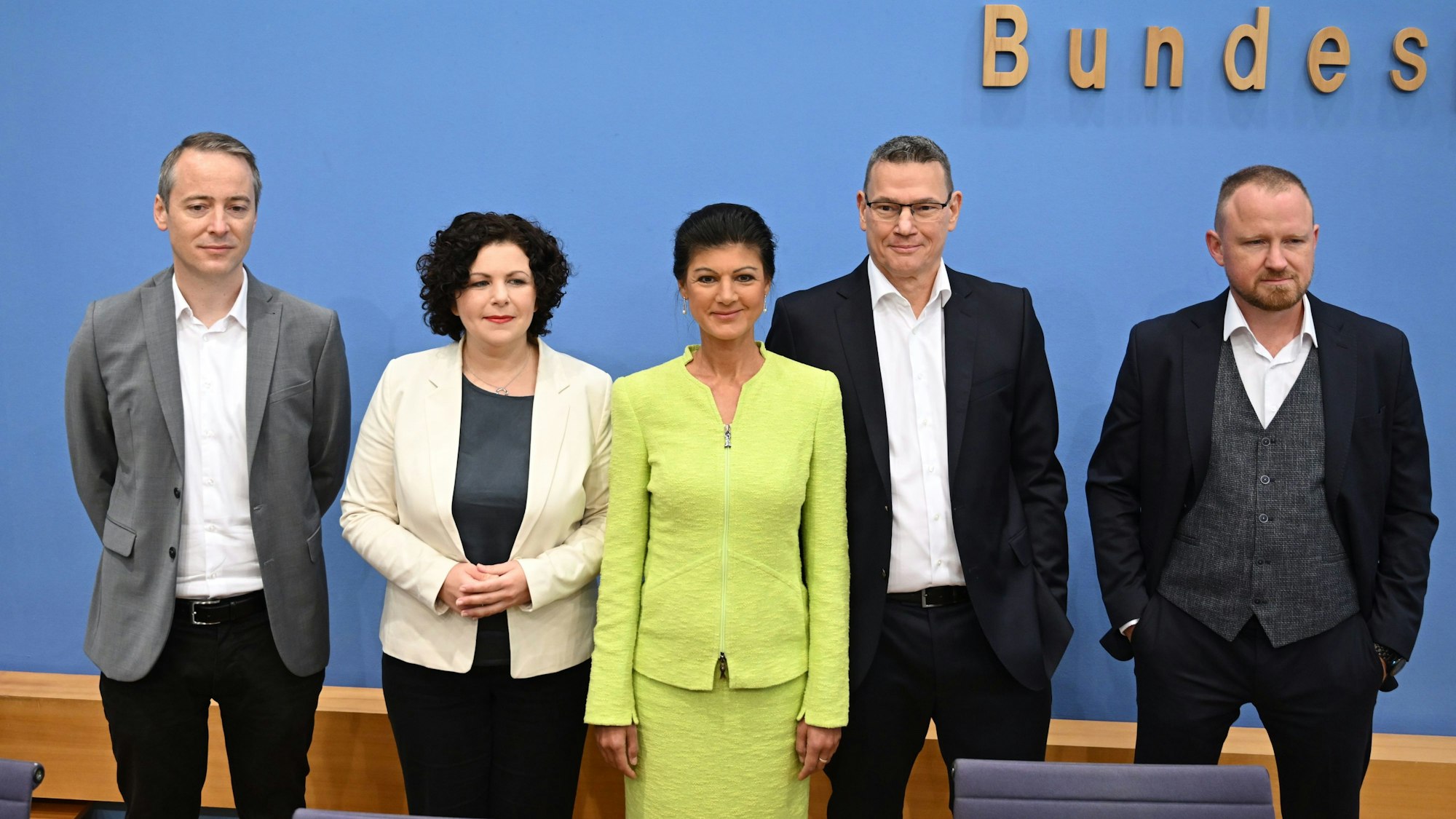 Lukas Schön ist bei der Vorstellung des Vereins „Bündnis Sahra Wagenknecht“ zu sehen. Sahra Wagenknecht steht in der Mitte einer fünfköpfigen Gruppe.