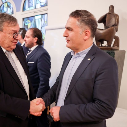 Abraham Lehrer, Vorstandsmitglied der Synagogengemeinde Köln, verabschiedet Durmus Aksoy, Vorsitzender des Ditib Landesverband Nordrhein-Westfalen vom Treffen in der Kölner Synagoge an der Roonstraße.