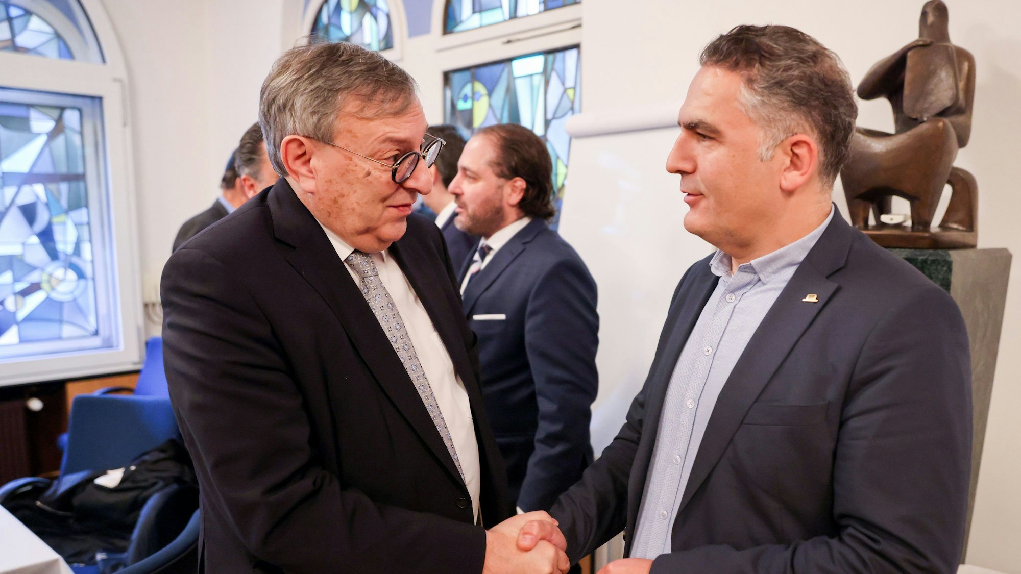 Abraham Lehrer, Vorstandsmitglied der Synagogengemeinde Köln, verabschiedet Durmus Aksoy, Vorsitzender des Ditib Landesverband Nordrhein-Westfalen vom Treffen in der Kölner Synagoge an der Roonstraße.