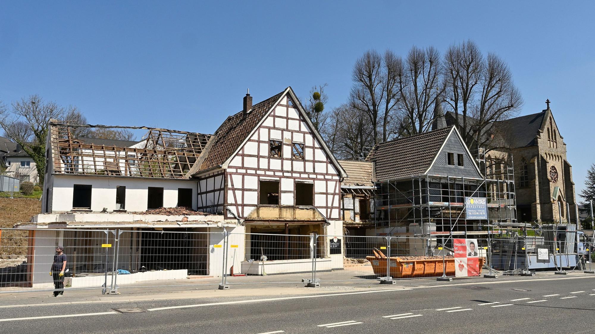 Die Gaststätte Oessenich beim Abbruch im Frühjahr 2021.