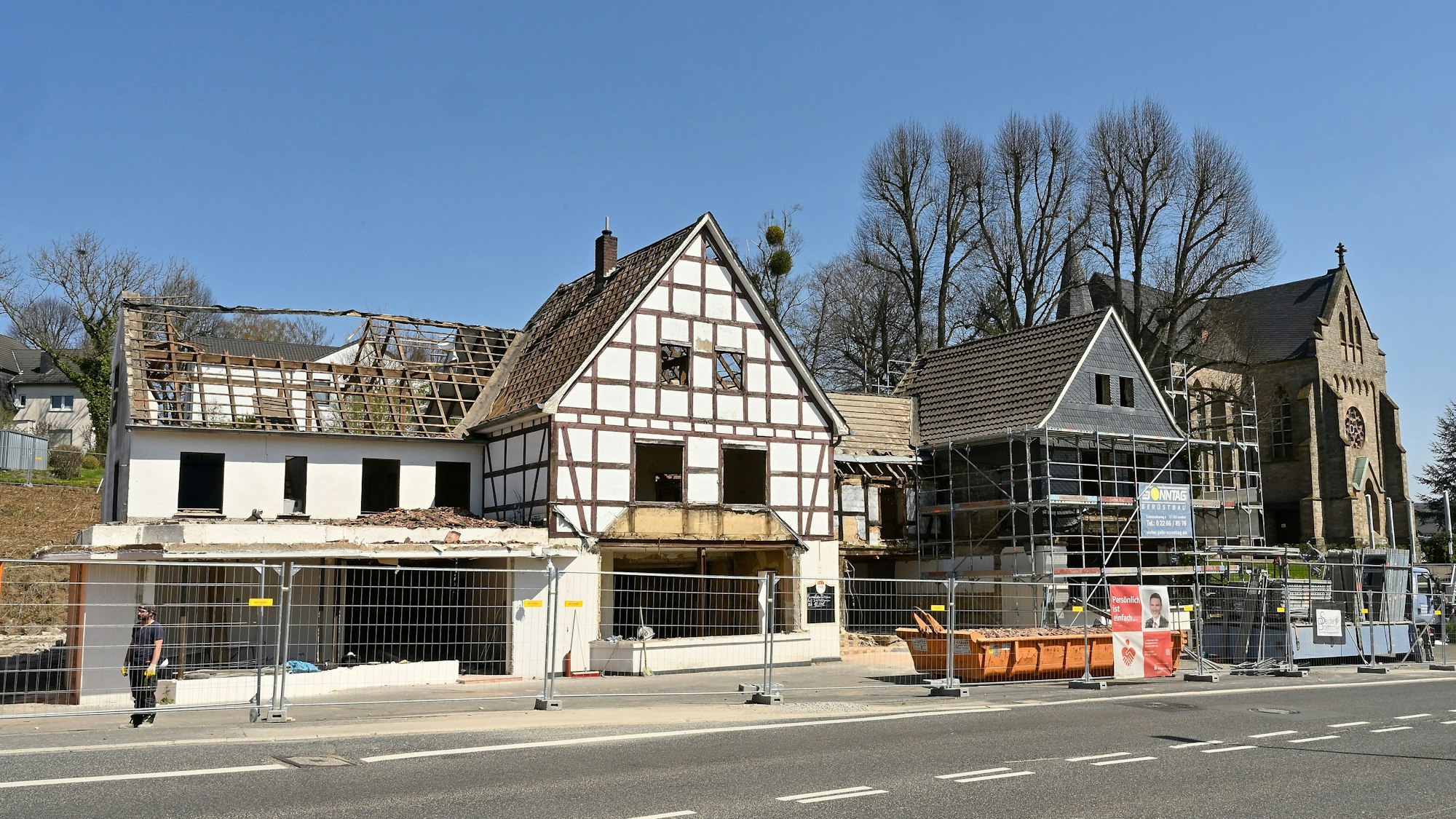 Die Gaststätte Oessenich beim Abbruch im Frühjahr 2021.