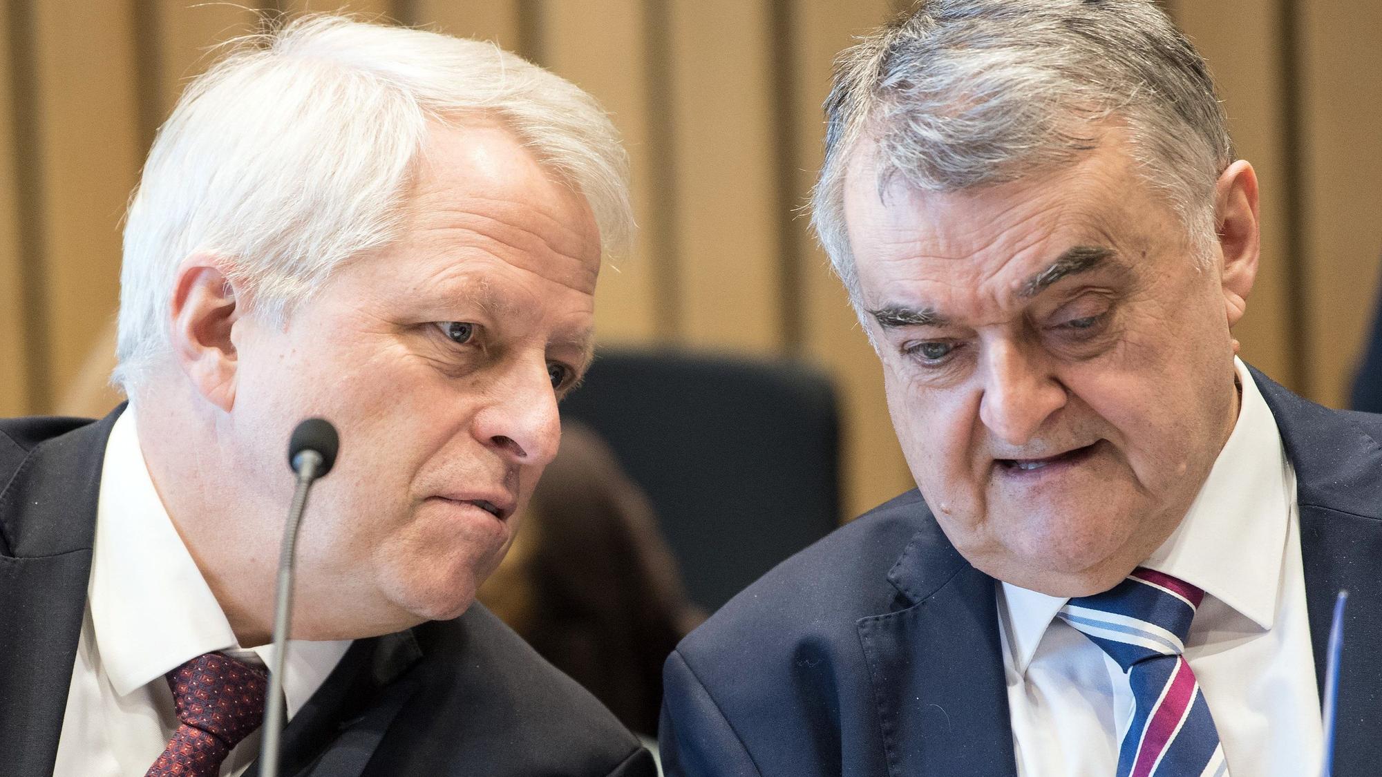 Düsseldorf: Ex-Staatssekretär Jürgen Mathies (links) unterhält sich bei einer Innenausschuss-Sitzung mit Nordrhein-Westfalens Innenminister Herbert Reul (CDU).