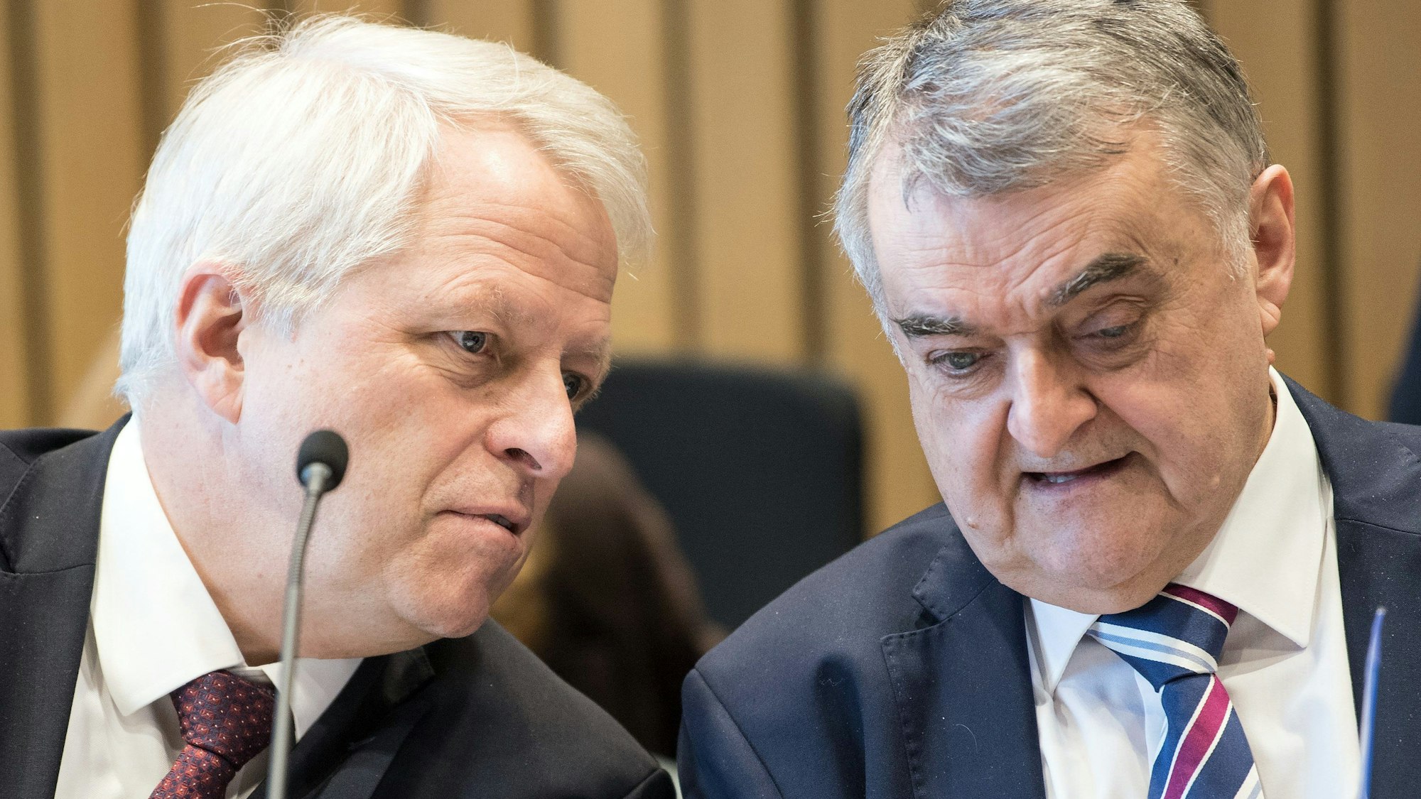 Düsseldorf: Ex-Staatssekretär Jürgen Mathies (links) unterhält sich bei einer Innenausschuss-Sitzung mit Nordrhein-Westfalens Innenminister Herbert Reul (CDU).