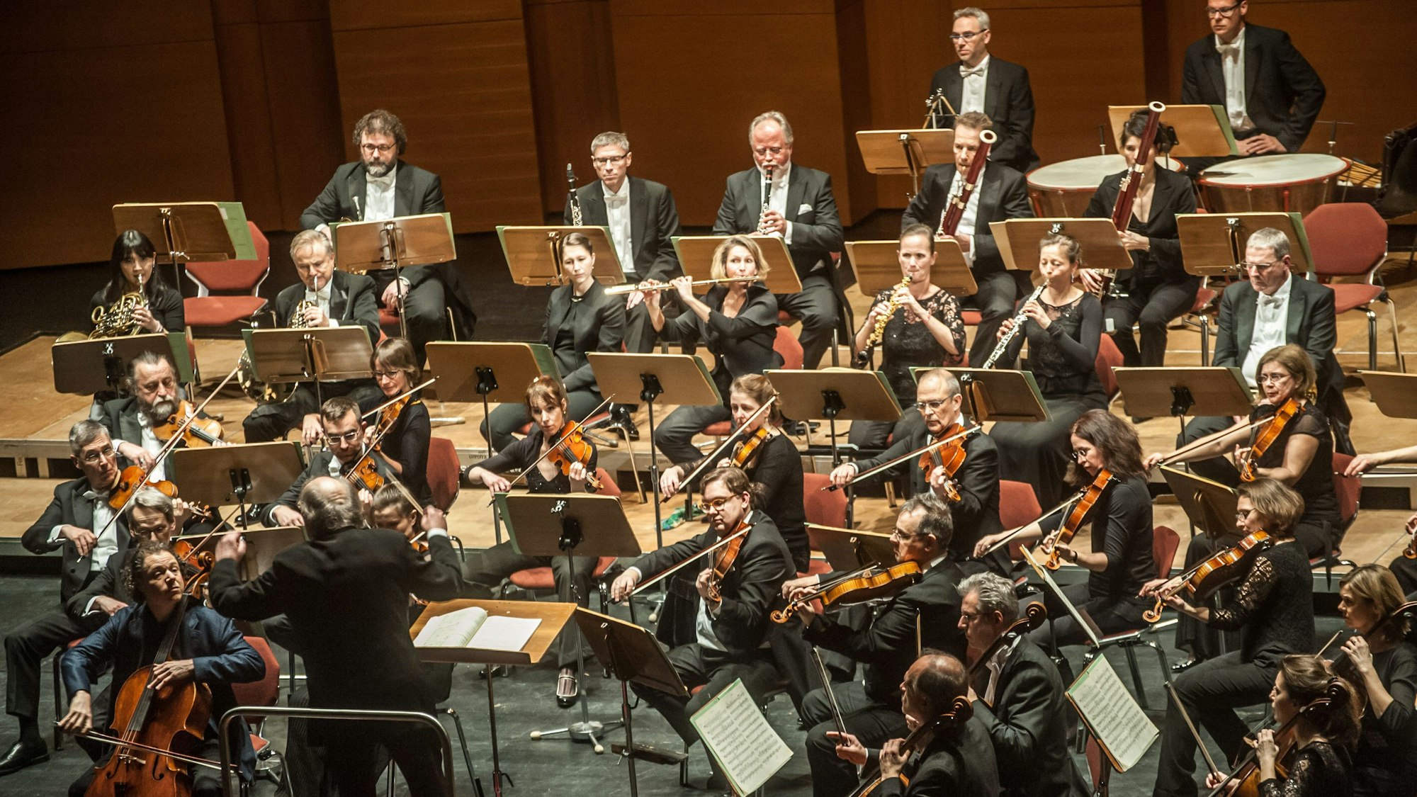 Dirk Joeres dirigiert die Westdeutsche Sinfonia Leverkusen.