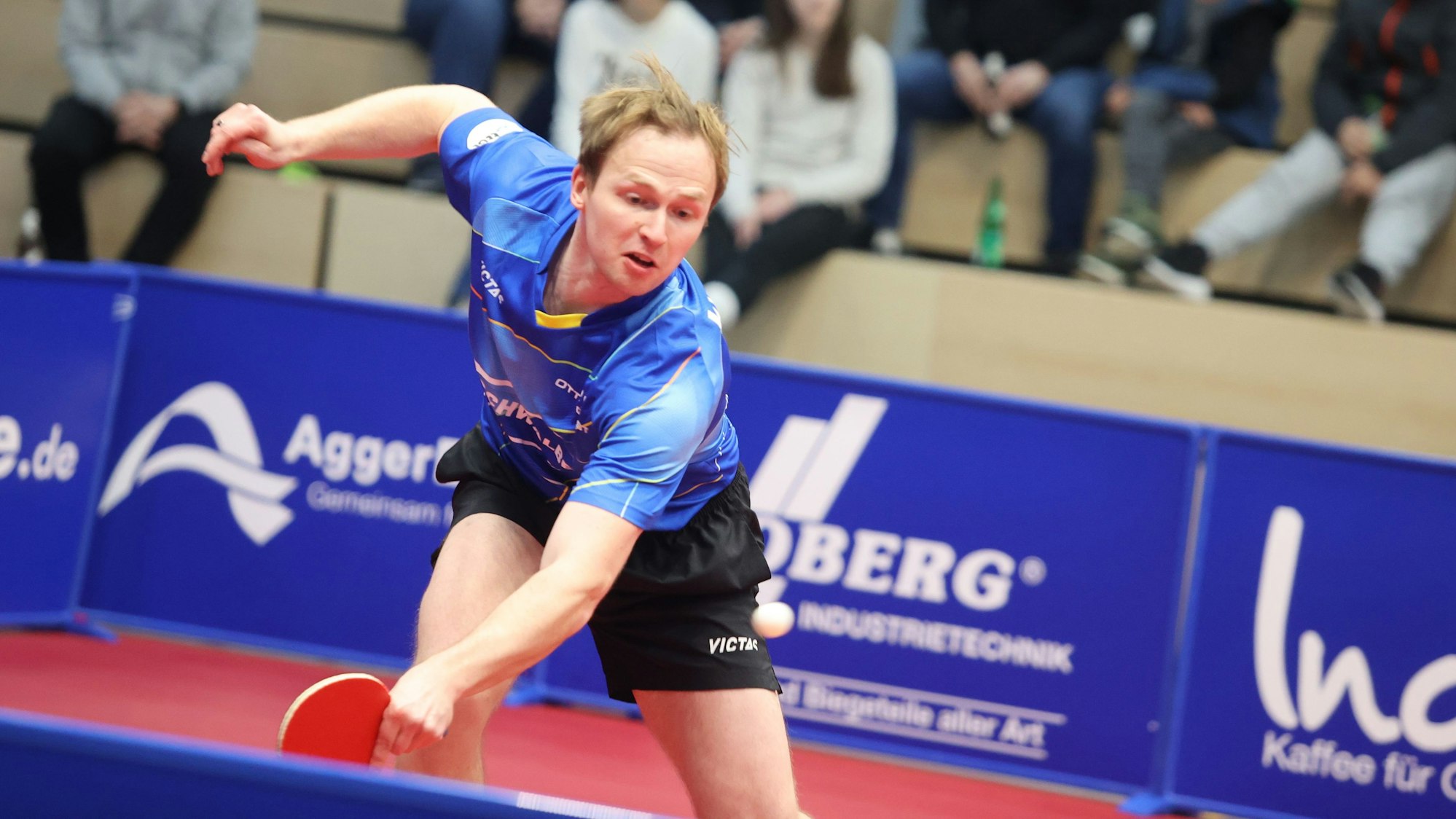 Tischtennis-Profi Benedikt Duda streckt sich nach dem Ball.