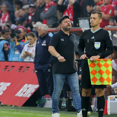 Steffen Baumgart erlebte am Sonntag gegen Mönchengladbach ein nervenaufreibendes Derby.