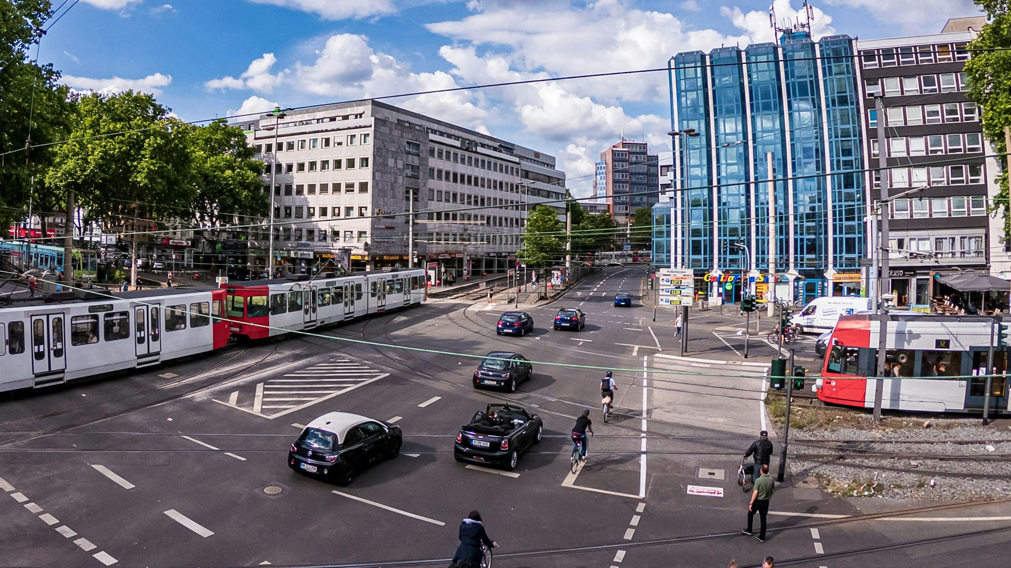Blick über den Barbarossaplatz mit KVB-Bahnen und Autos.