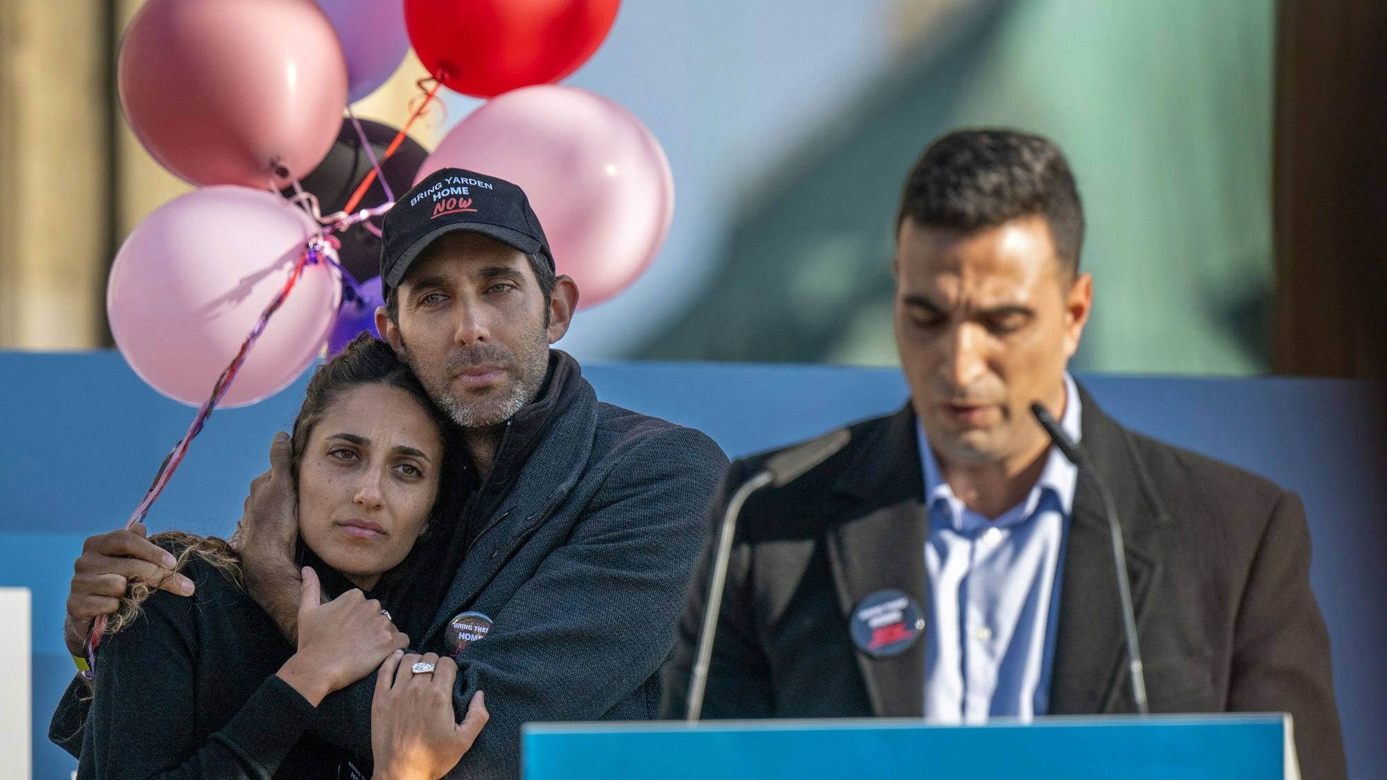 Roni (l.) und Gili Romann (m), Geschwister der von der Hamas entführten Yarden Romann, stehen bei einer Solidaritätskundgebung für Israel in Berlin am Sonntag, 22. Oktober.