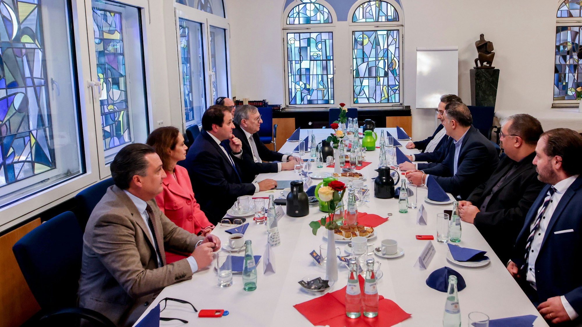 An einem Tisch vereint: Der Einladung von Staatskanzlei-Chef Nathanael Liminski (CDU) folgten Vertreter muslimsicher Verbände und die Gastgeber der Synagogen-Gemeinde Köln.