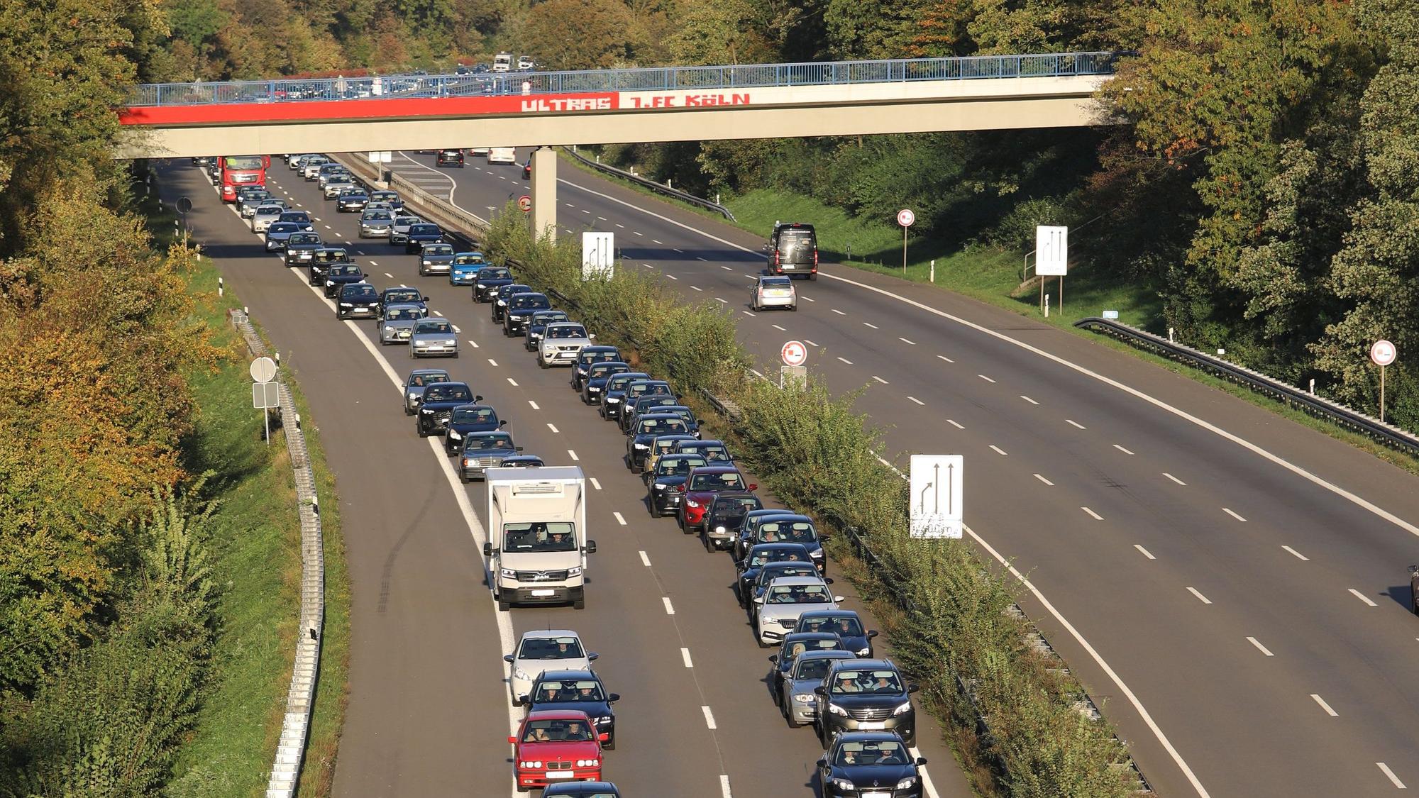 Auf zwei Spuren staut sich der Autoverkehr.