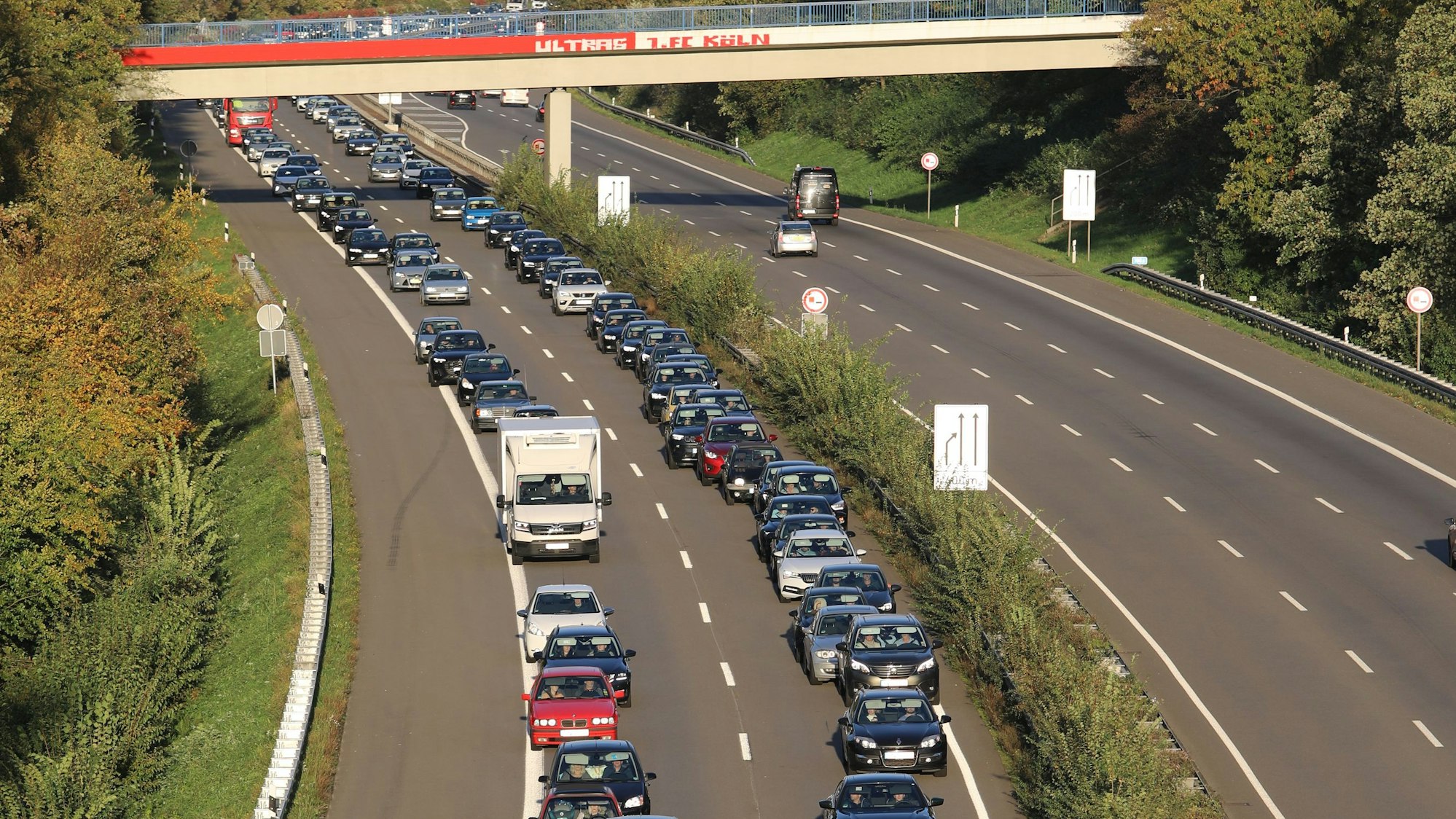 Auf der A4 stauen sich Autos.