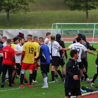 Auf dem Sportplatz in Euskirchen kommt es nach dem Schlusspfiff zu einer Rudelbildung.