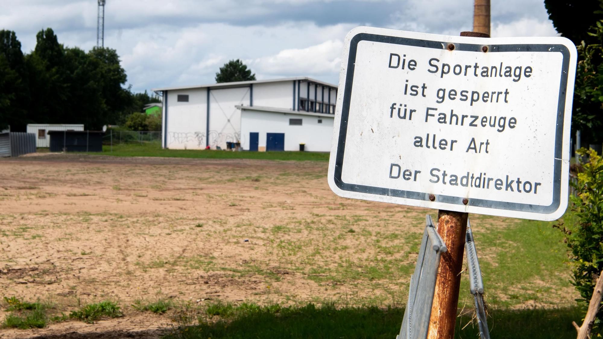 Das Bild zeigt den von der Flut im Juli 2021 erheblich beschädigten Sportplatz in Arloff.