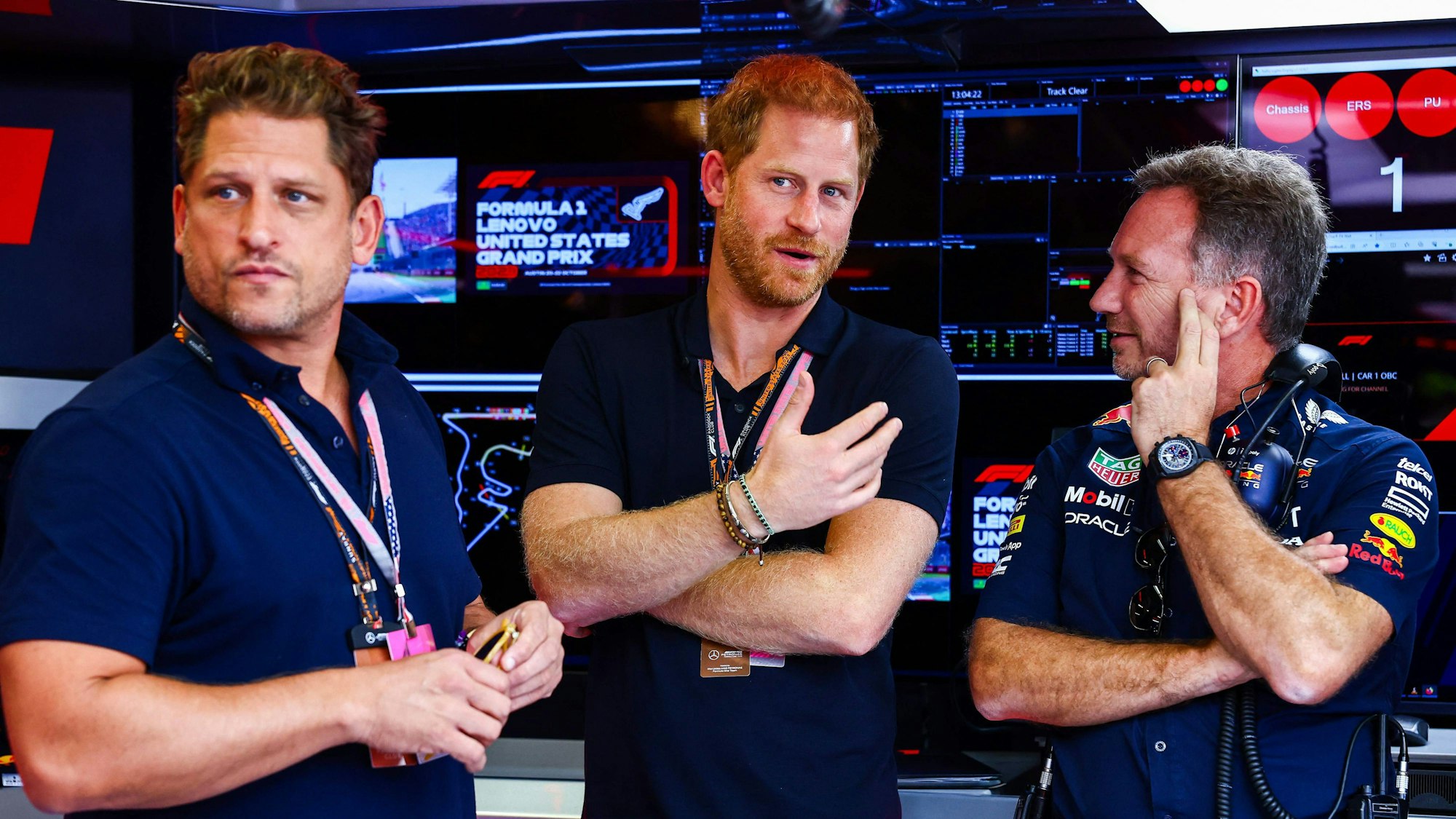 Red Bull Racing-Teamchef Christian Horner spricht mit Prinz Harry, Herzog von Sussex, in der Garage vor dem F1 Grand Prix der Vereinigten Staaten auf dem Circuit of The Americas am 22. Oktober 2023 in Austin, Texas.
