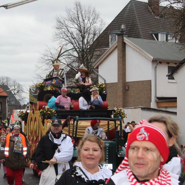 Verkleidete Jecke ziehen durch Niehl.