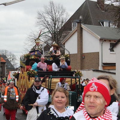 Verkleidete Jecke ziehen durch Niehl.