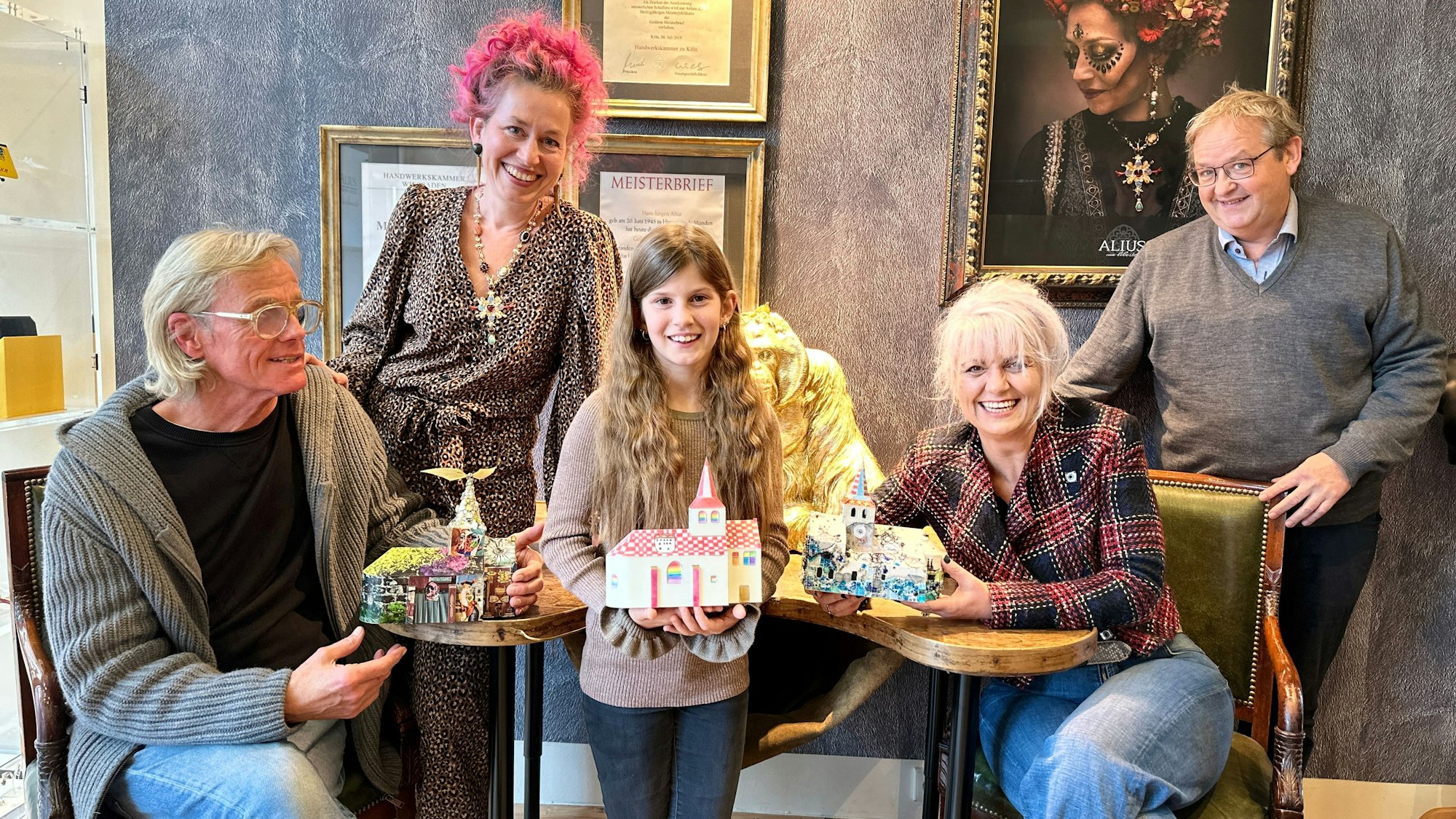 Gewinner mit ihren Kapellen in der Hand.