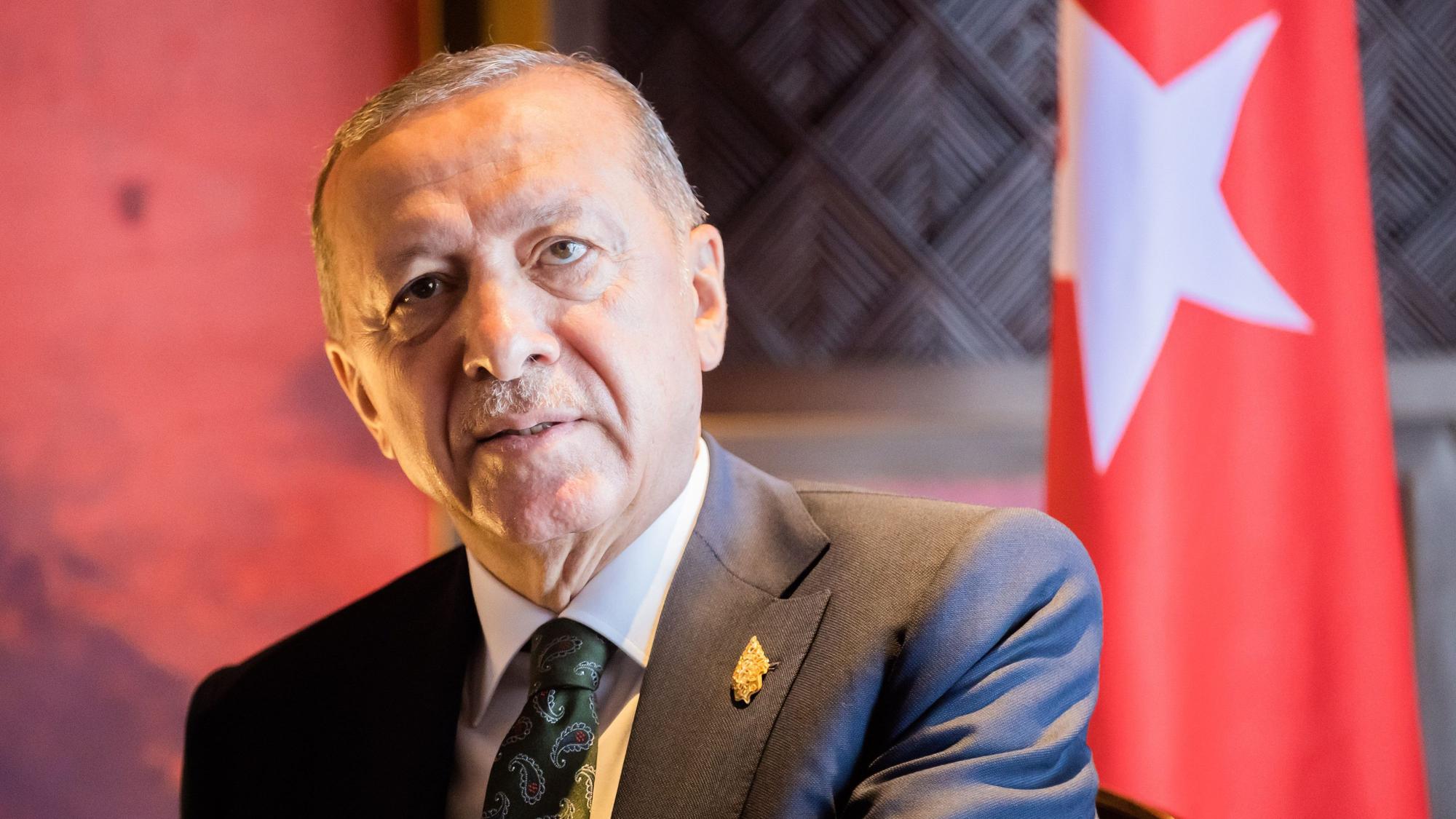 ARCHIV - 16.11.2022, Indonesien, Nusa Dua: Recep Tayyip Erdogan, Präsident der Türkei, trifft Bundeskanzler Scholz bei einem bilateralen Gespräch beim G20-Gipfel. (zu dpa: "Erdogan legt Parlament Nato-Beitritt Schwedens zur Ratifizierung vor") Foto: Christoph Soeder/dpa +++ dpa-Bildfunk +++