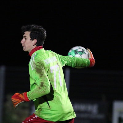Bei der TuS Mechernich stand mit Cedric Kratz ein Feldspieler im Tor. Das grüne Torwarttrikot hatte er sich über sein rotes Trikot gezogen.