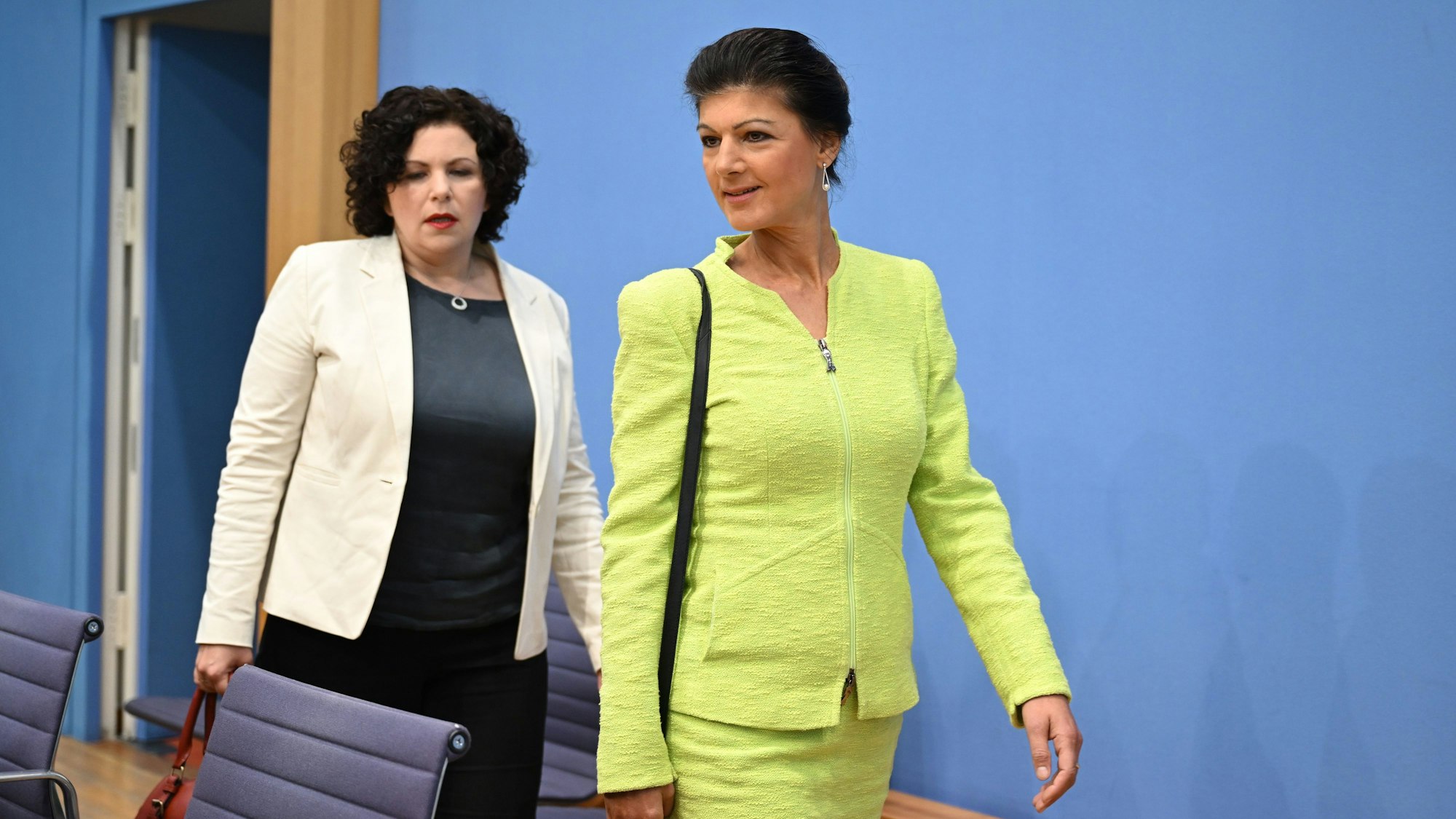 Neue Partei „Bündnis Sahra Wagenknecht“ vorgestellt: Die frühere Linken-Politikerinnen Sahra Wagenknecht (r.) und Amira Mohamed Ali bei der Bundespressekonferenz am Montag, 23. Oktober.