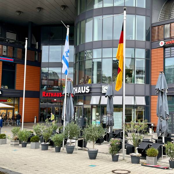 Die deutsche und die israelische Flagge hängen vor dem Rathaus.