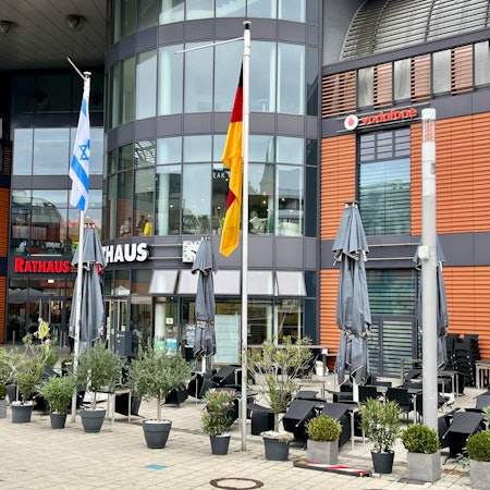 Die deutsche und die israelische Flagge hängen vor dem Rathaus.