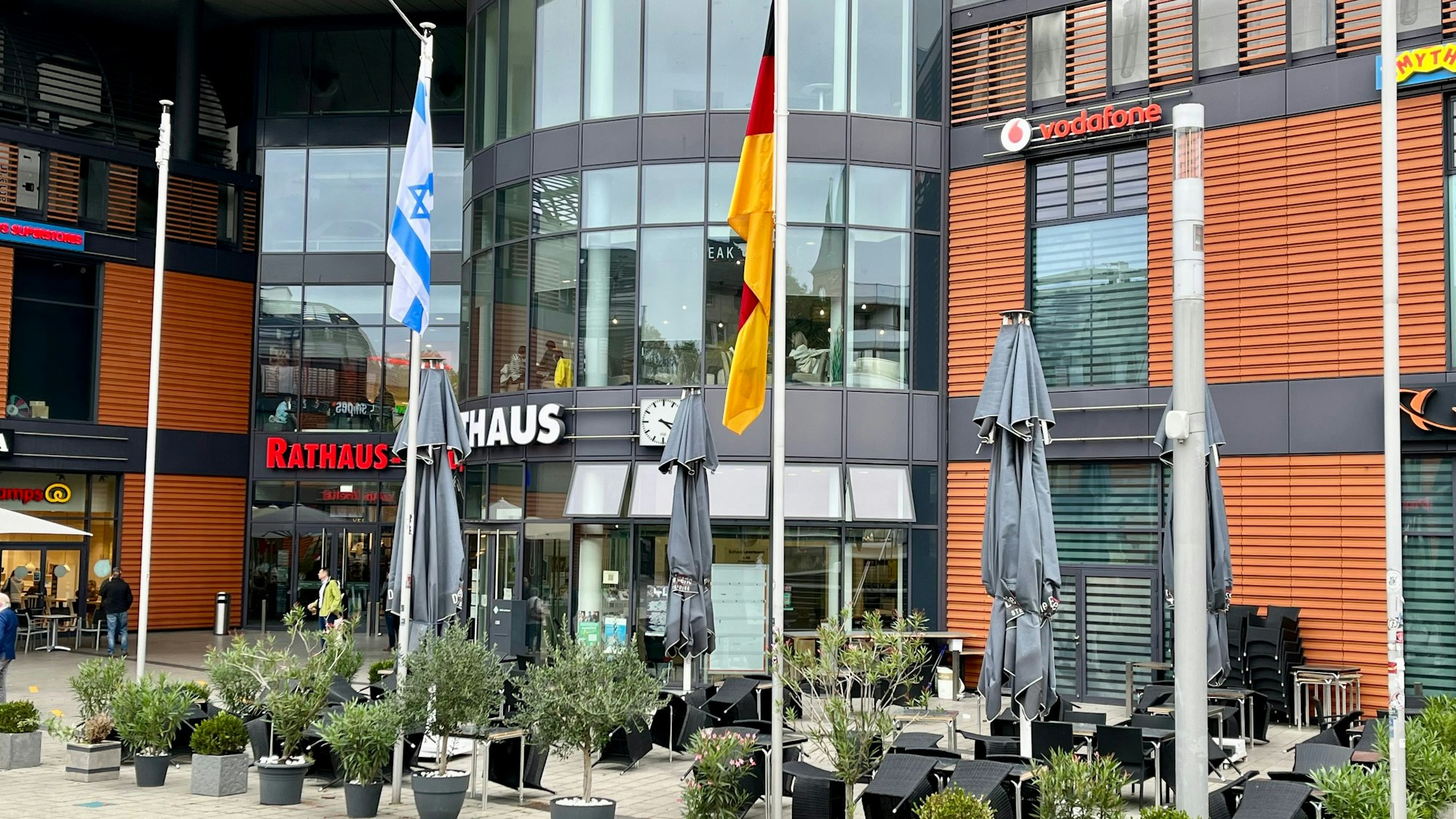 Die deutsche und die israelische Flagge hängen vor dem Rathaus.
