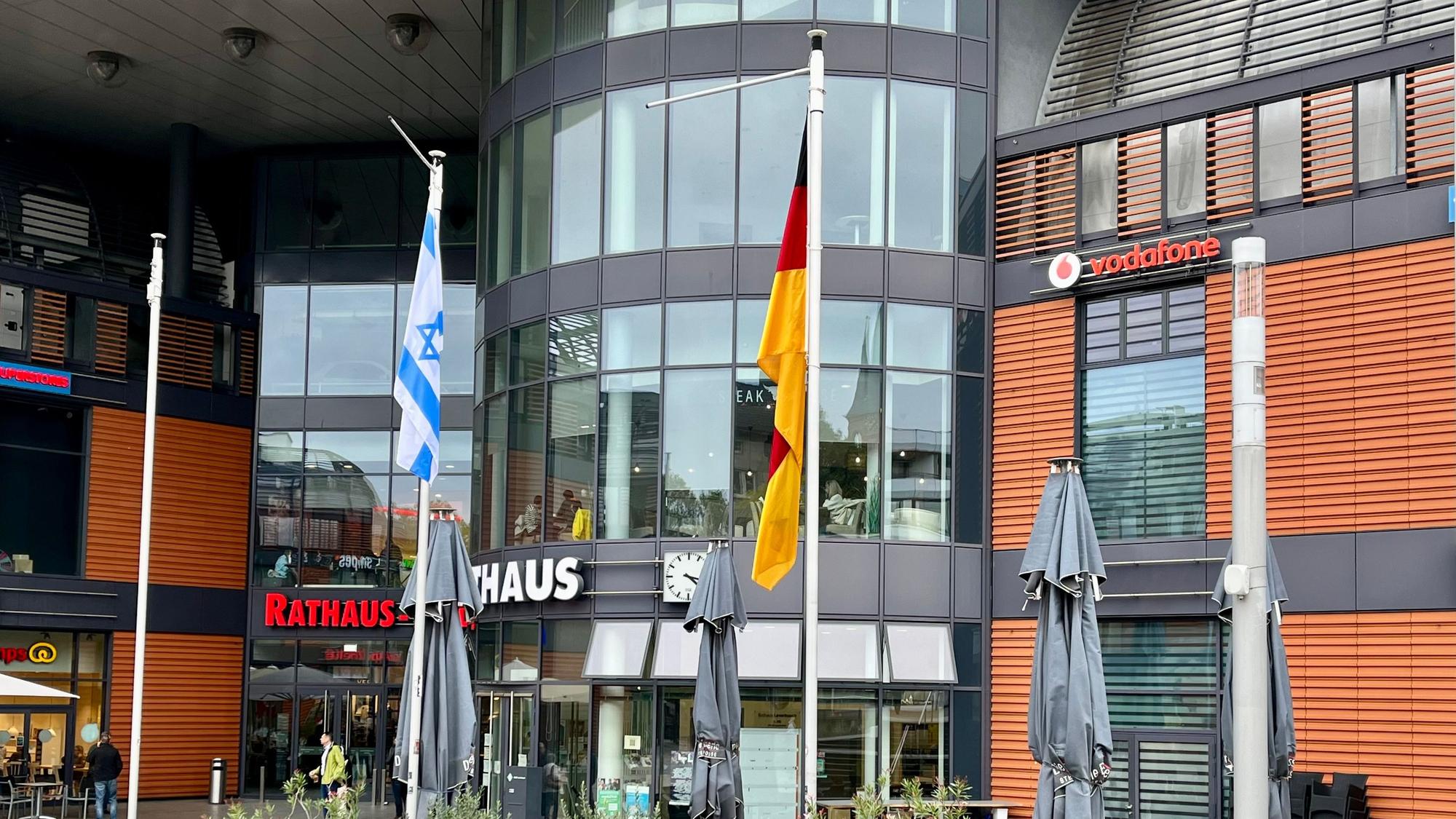 Israelische und deutsche Flagge vor dem Rathaus in Wiesdorf