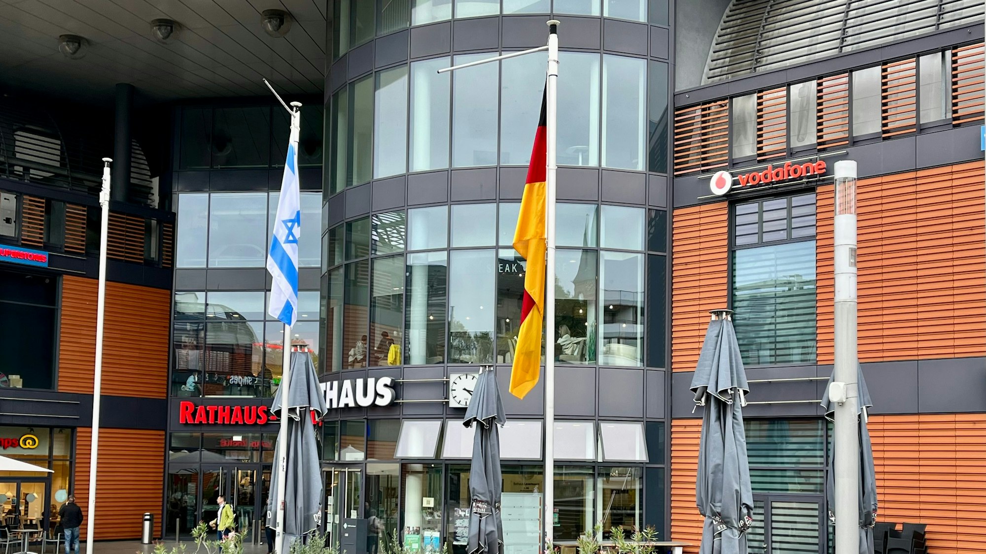 Israelische und deutsche Flagge vor dem Rathaus in Wiesdorf