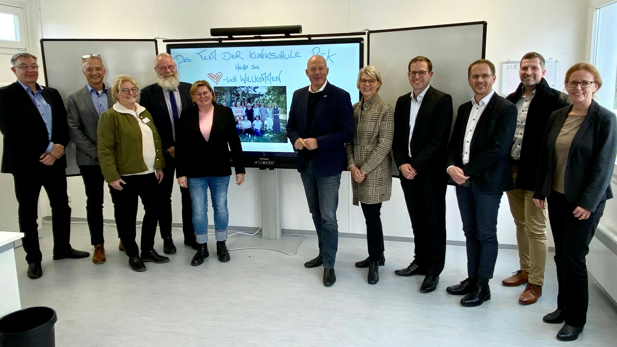 Auf dem Foto sind Pädagogen, Ärzte, Vertreter des Rhein-Erft-Kreises Kreises und der Bezirksregierung Köln zu sehen. Sie ermöglichen die Klinikschule in Hürth.