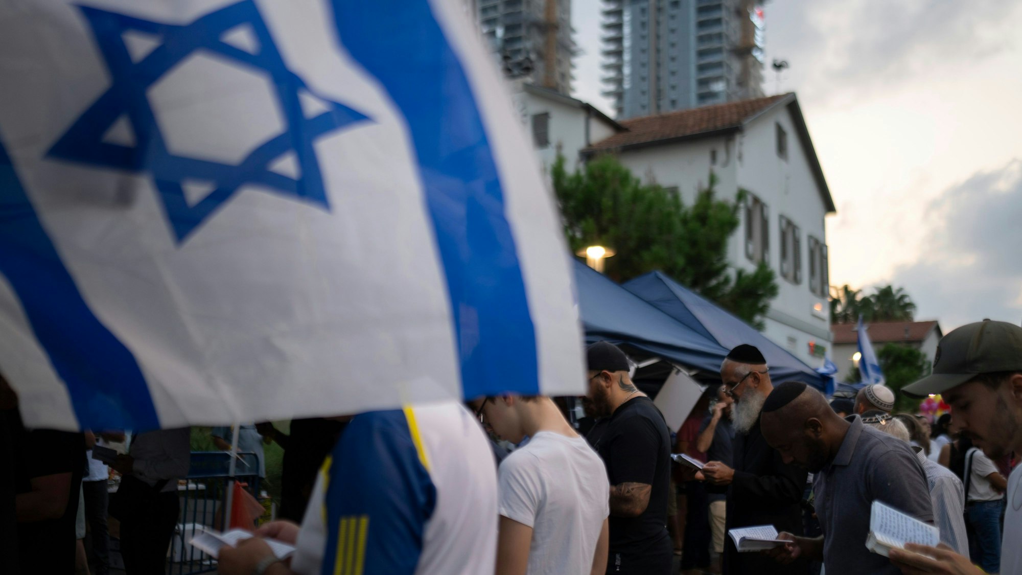 23.10.2023, Israel, Tel Aviv: Israelische Männer beten während einer Kundgebung, bei der die Rückkehr von mehr als 200 Menschen gefordert wird, die von Mitgliedern der Hamas gefangen genommen wurden. Foto: Petros Giannakouris/AP/dpa +++ dpa-Bildfunk +++