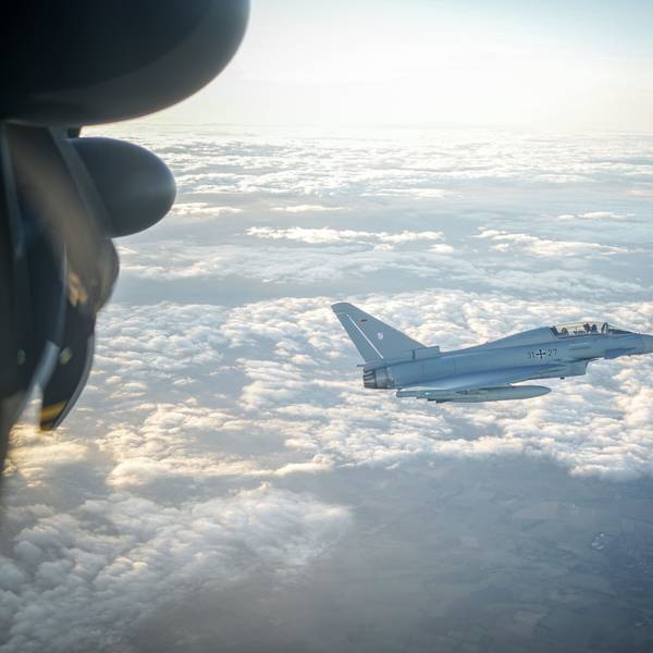 Begleitet von Eurofighter-Jets ist Bundeskanzler Olaf Scholz am Montagmorgen in einem Airbus A400M nach Köln geflogen.